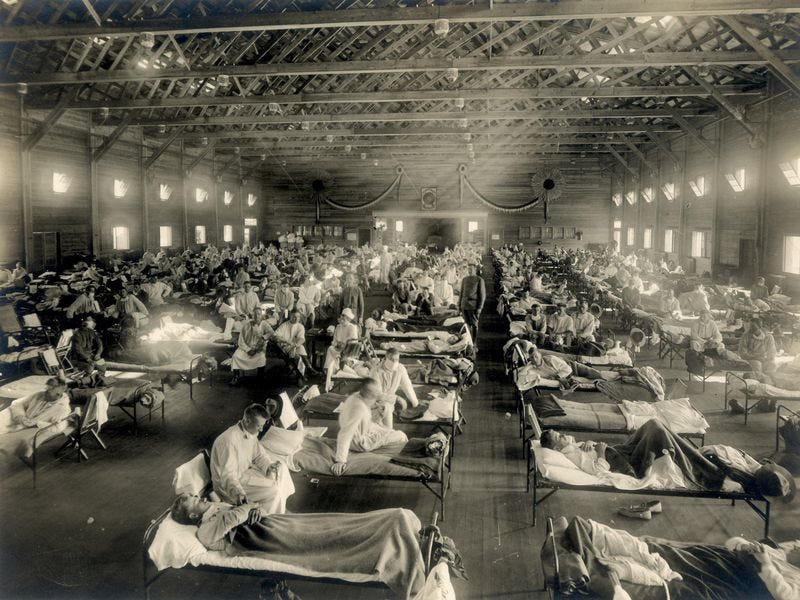 Multidão nas ruas da Filadélfia durante a pandemia de gripe espanhola de 1918
