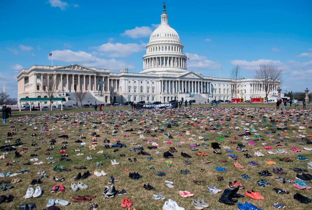 Sete mil pares de sapatos dispostos no gramado em frente ao Capitólio, representando crianças mortas por arma de fogo nos Estados Unidos