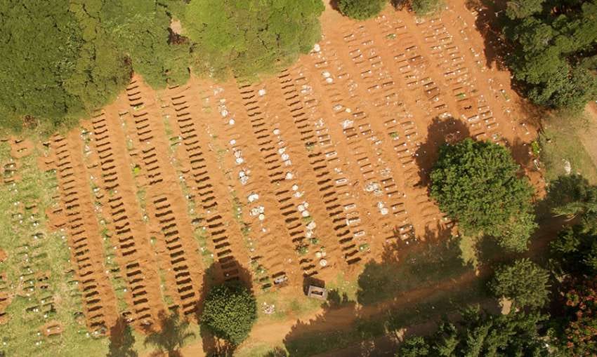 Fotografia aérea de covas abertas em cemitério de São Paulo durante a pandemia
