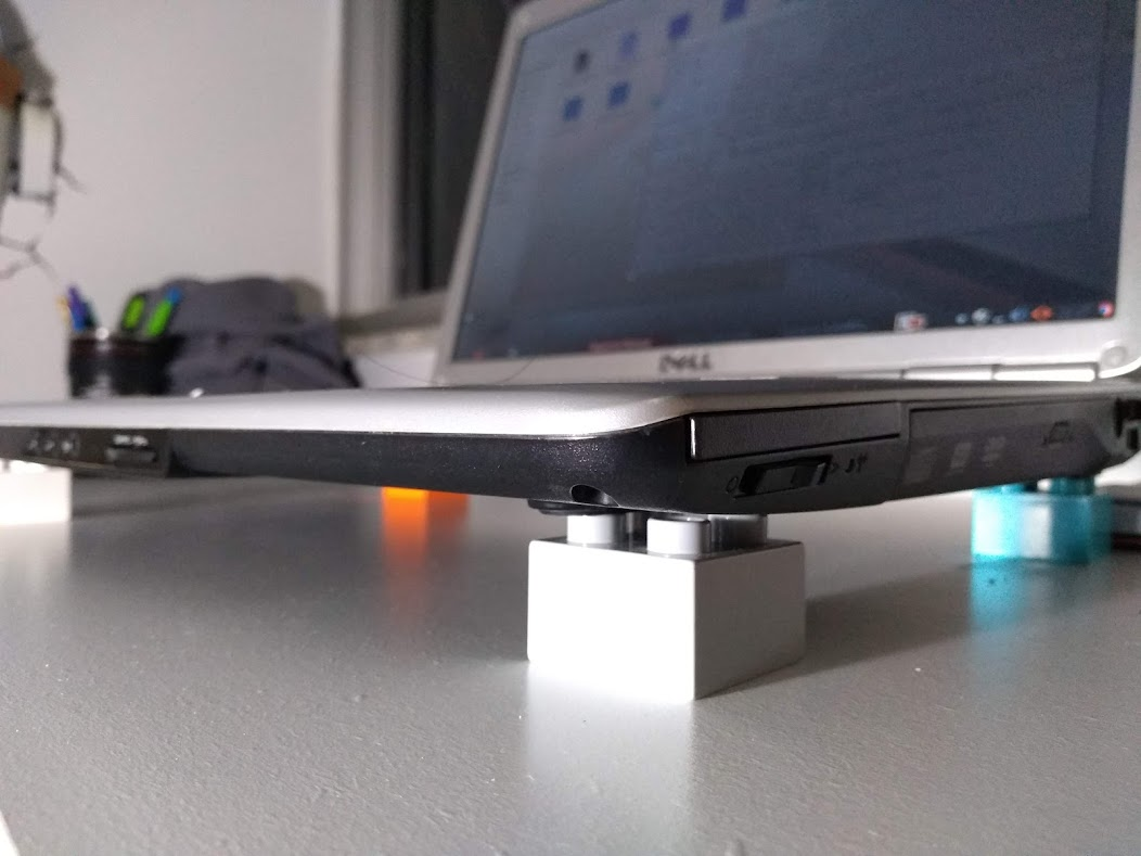 Notebook antigo com um cooler improvisado feito de peças de Lego